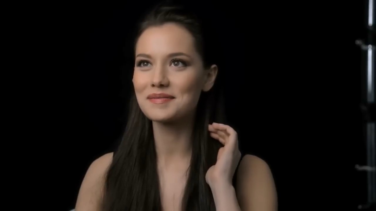https://e.radikal.host/2025/04/13/FAHRIYE-EVCEN-loreal-clear-2015.mp4_snapshot_00.12.046.jpg