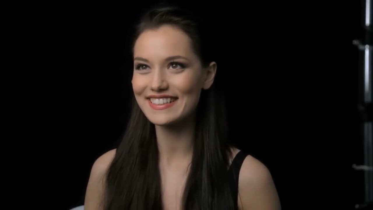 https://e.radikal.host/2025/04/13/FAHRIYE-EVCEN-loreal-clear-2015.mp4_snapshot_00.14.157.jpg