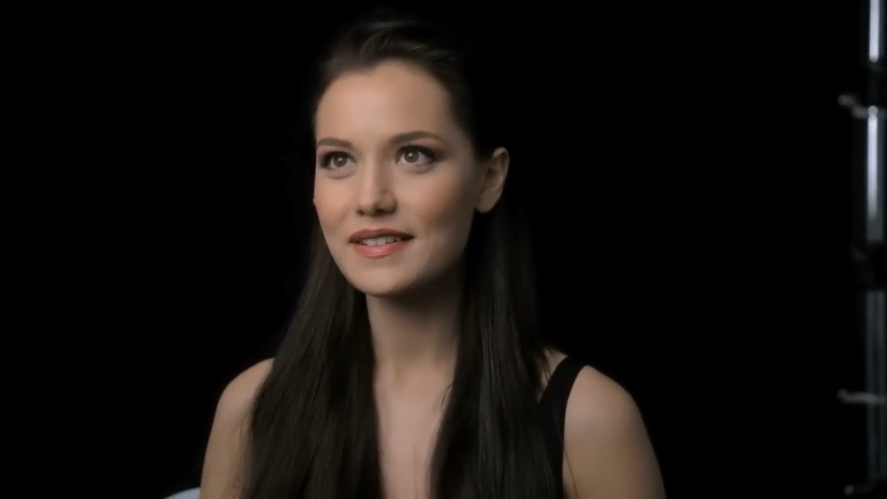 https://e.radikal.host/2025/04/13/FAHRIYE-EVCEN-loreal-clear-2015.mp4_snapshot_00.16.079.jpg