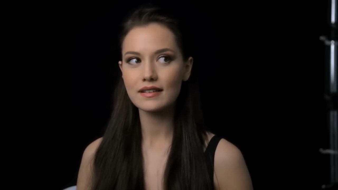 https://e.radikal.host/2025/04/13/FAHRIYE-EVCEN-loreal-clear-2015.mp4_snapshot_00.16.701.jpg