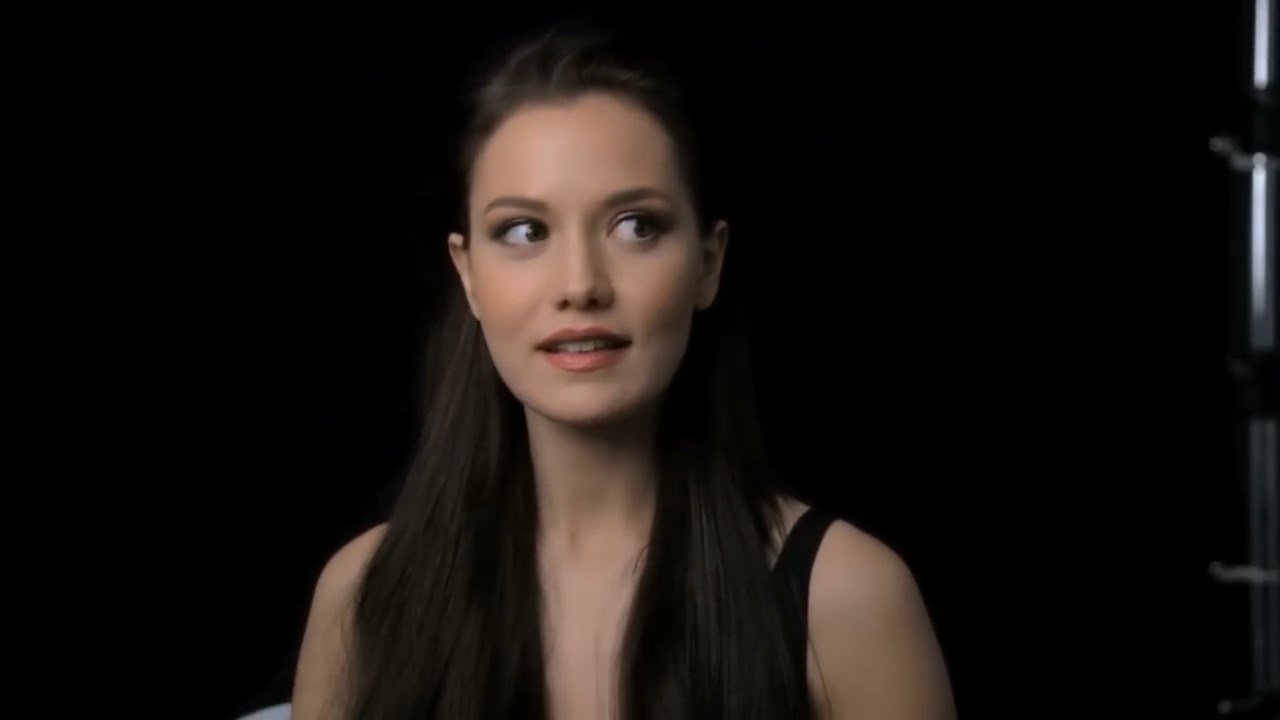 https://e.radikal.host/2025/04/13/FAHRIYE-EVCEN-loreal-clear-2015.mp4_snapshot_00.17.068.jpg