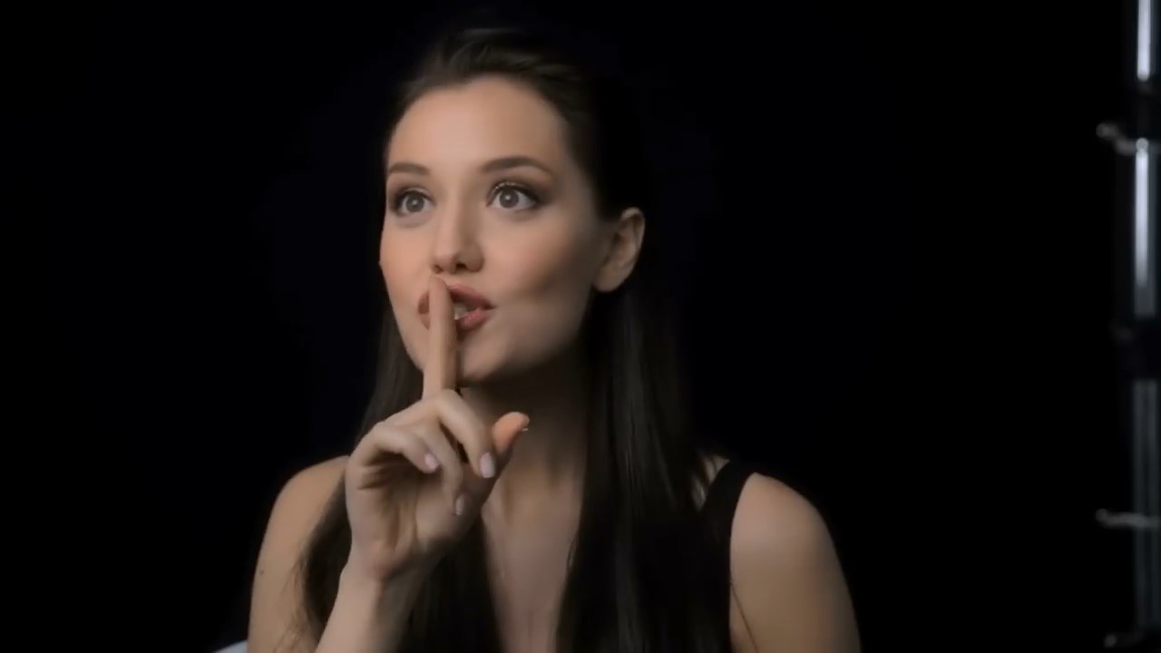 https://e.radikal.host/2025/04/13/FAHRIYE-EVCEN-loreal-clear-2015.mp4_snapshot_00.18.222.jpg