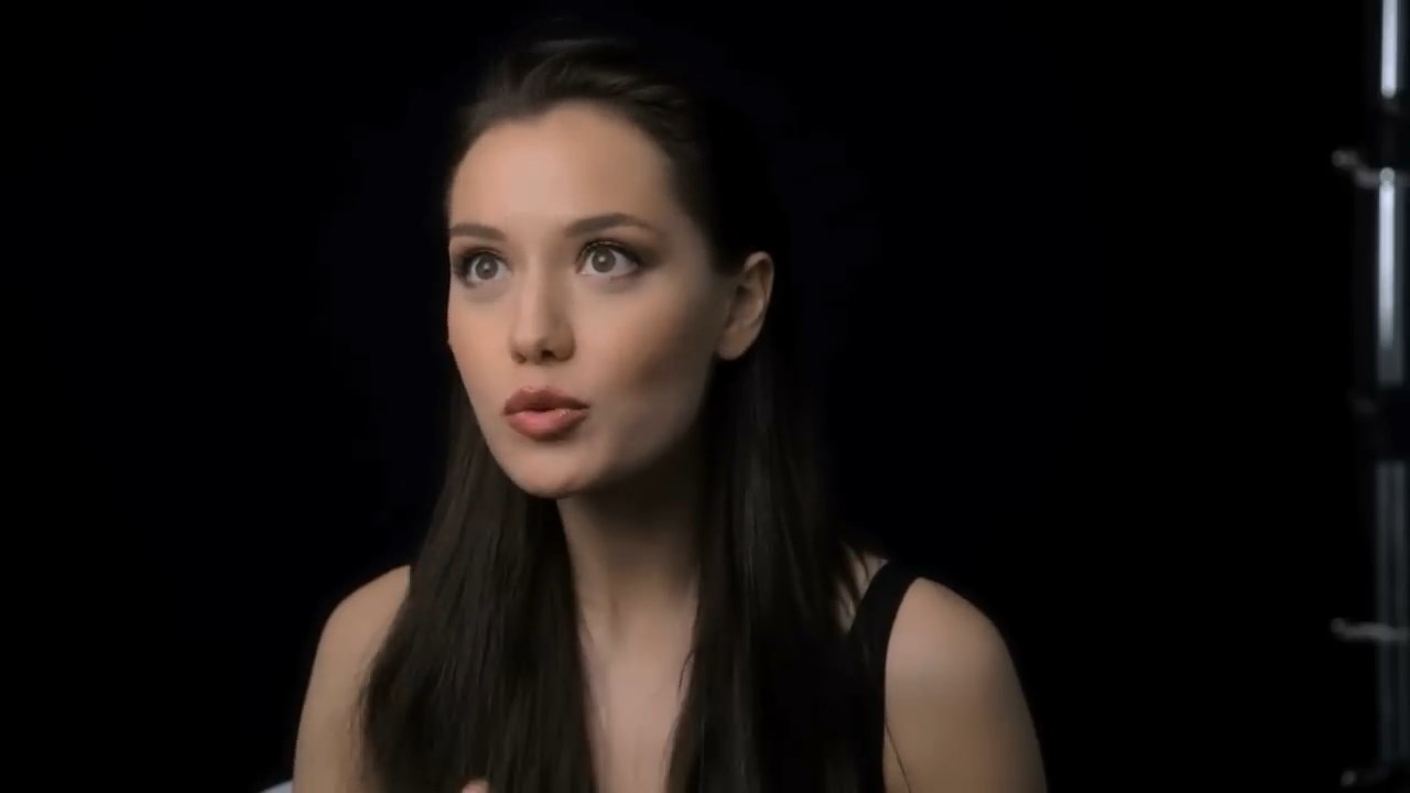 https://e.radikal.host/2025/04/13/FAHRIYE-EVCEN-loreal-clear-2015.mp4_snapshot_00.19.212.jpg
