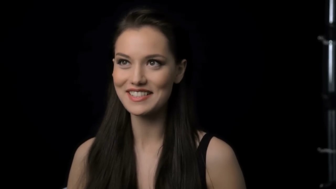 https://e.radikal.host/2025/04/13/FAHRIYE-EVCEN-loreal-clear-2015.mp4_snapshot_00.22.350.jpg