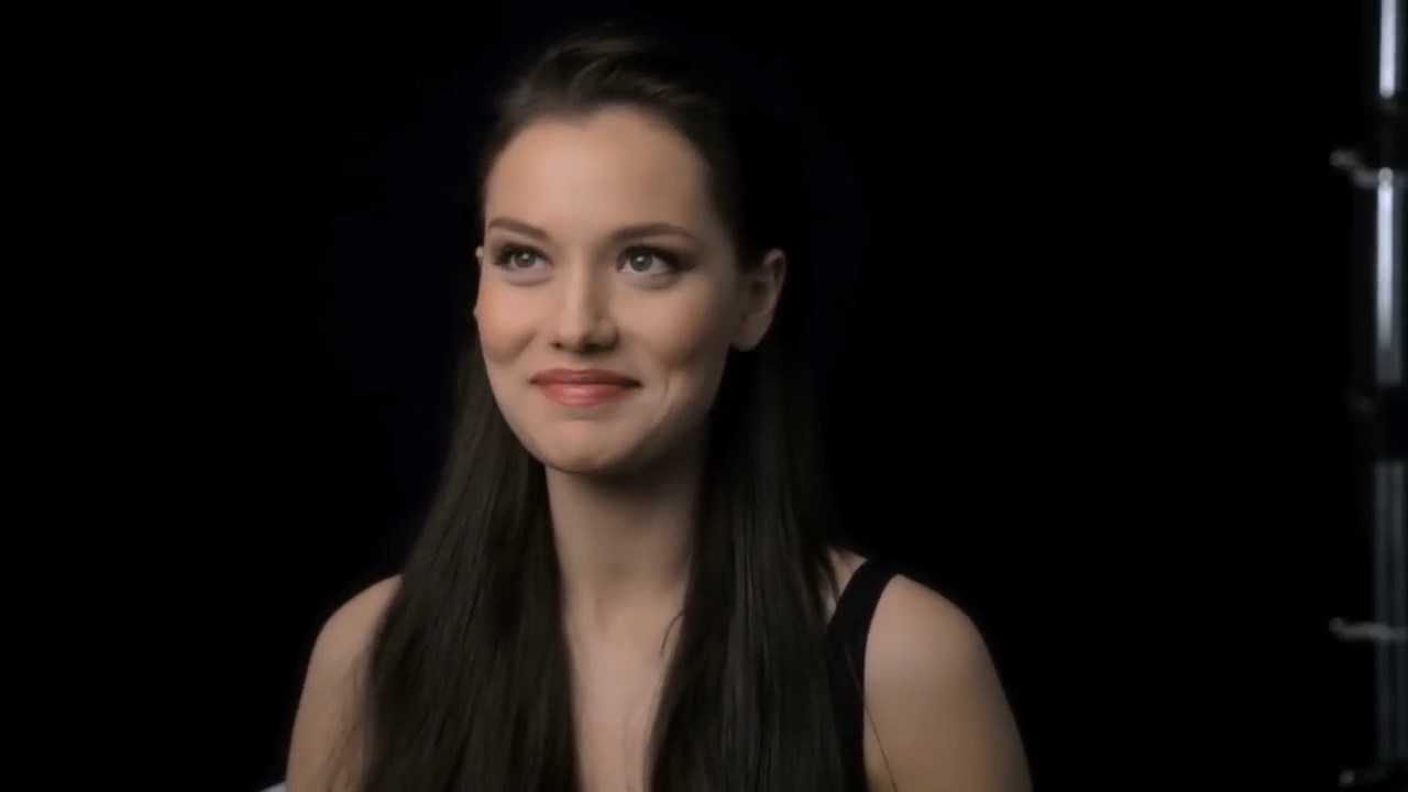 https://e.radikal.host/2025/04/13/FAHRIYE-EVCEN-loreal-clear-2015.mp4_snapshot_00.22.667.jpg