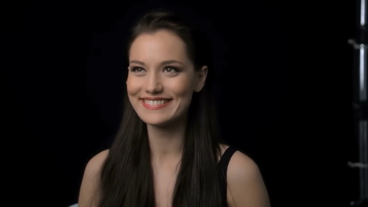 https://e.radikal.host/2025/04/13/FAHRIYE-EVCEN-loreal-clear-2015.mp4_snapshot_00.23.494.jpg