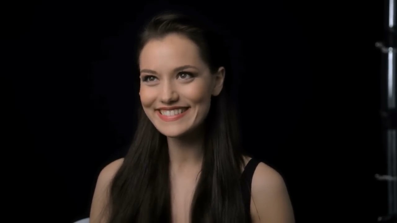 https://e.radikal.host/2025/04/13/FAHRIYE-EVCEN-loreal-clear-2015.mp4_snapshot_00.24.044.jpg