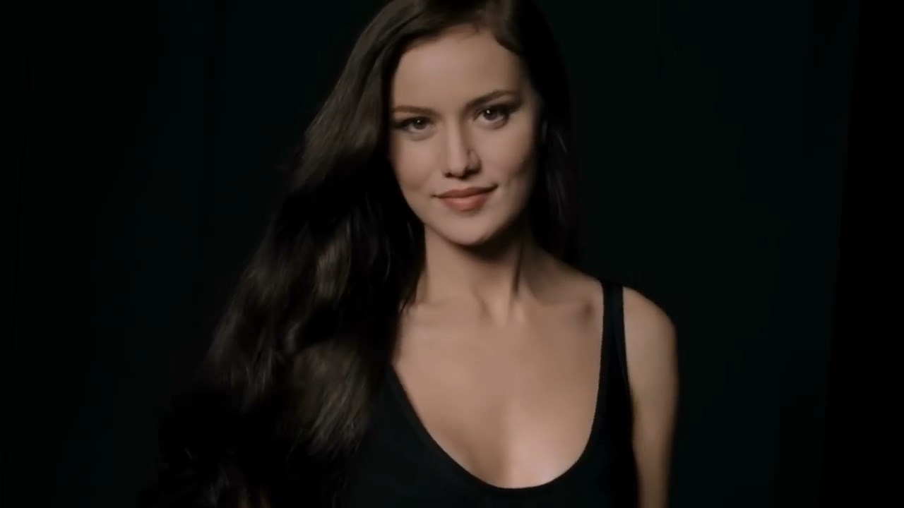 https://e.radikal.host/2025/04/13/FAHRIYE-EVCEN-loreal-clear-2015.mp4_snapshot_00.25.237.jpg