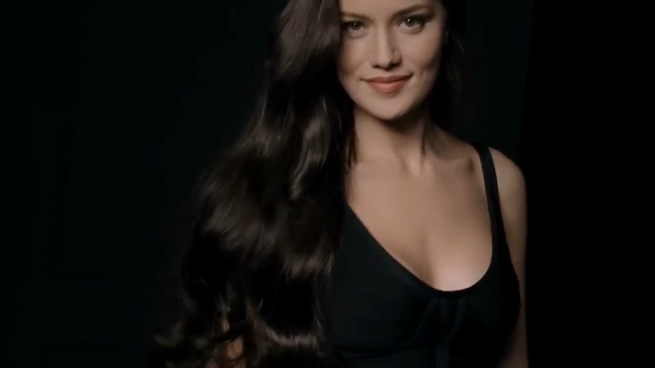 https://e.radikal.host/2025/04/13/FAHRIYE-EVCEN-loreal-clear-2015.mp4_snapshot_00.26.222.jpg