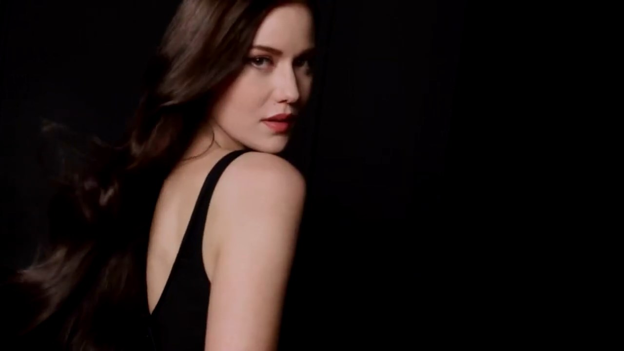 https://e.radikal.host/2025/04/17/Backstage-LOreal-Paris-with-Fahriye-Evcen---Hair-by-David-Delicourt.mp4_snapshot_00.14.030.jpg