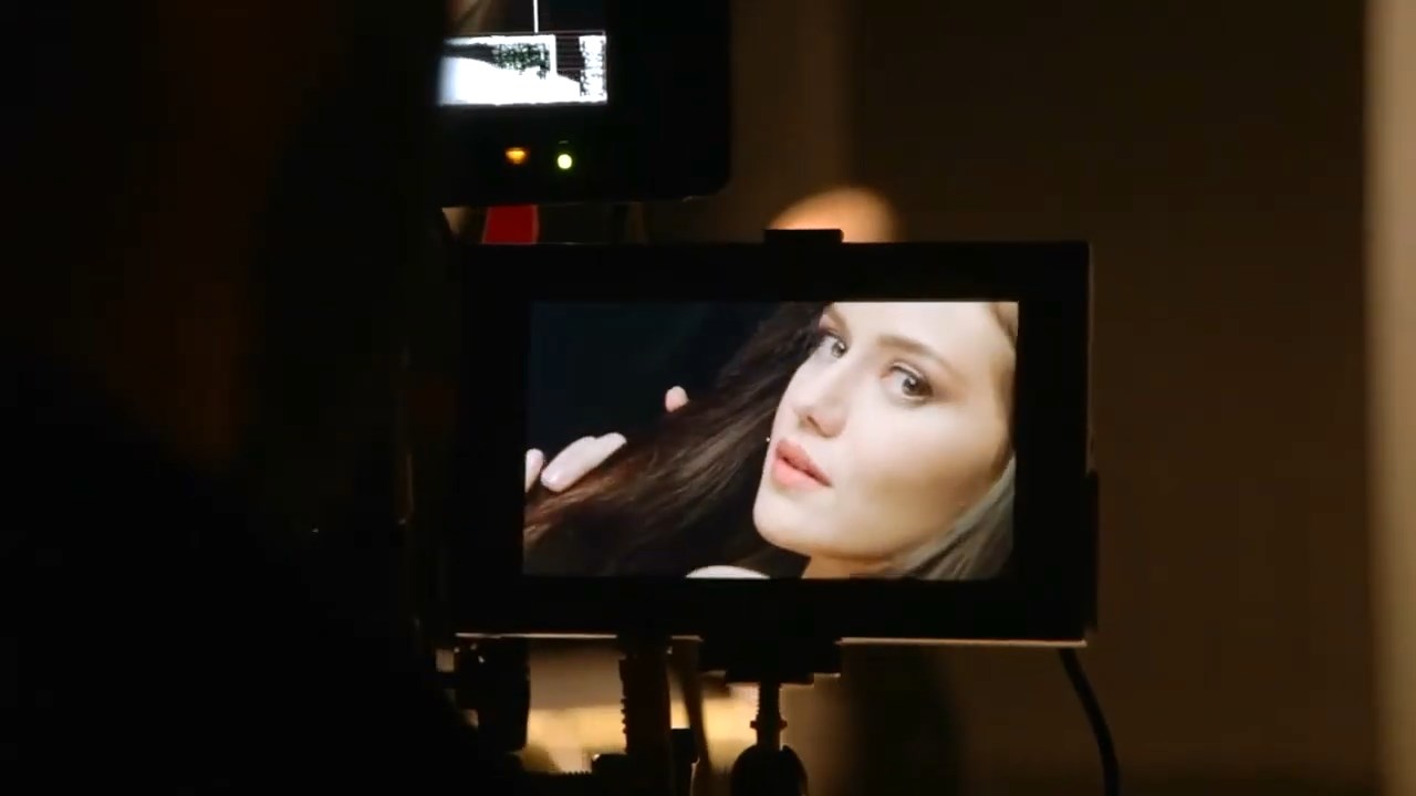 https://e.radikal.host/2025/04/17/Backstage-LOreal-Paris-with-Fahriye-Evcen---Hair-by-David-Delicourt.mp4_snapshot_00.15.346.jpg