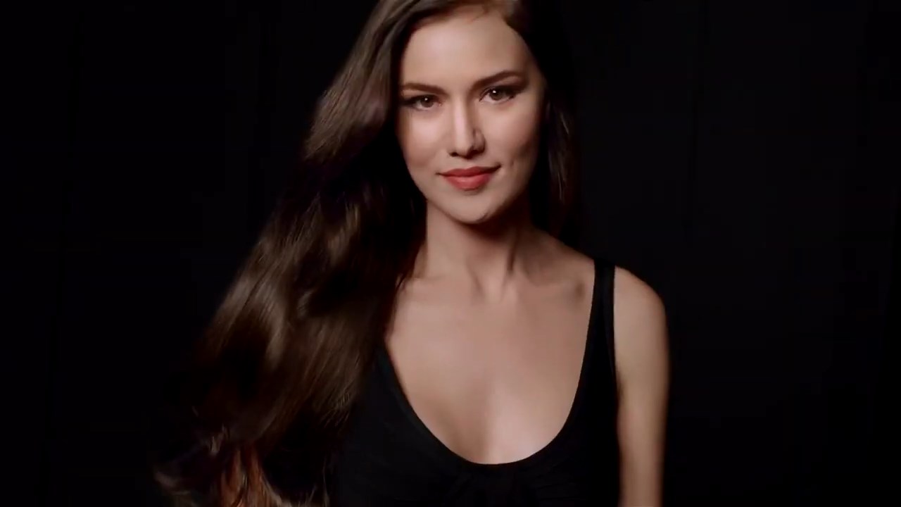 https://e.radikal.host/2025/04/17/Backstage-LOreal-Paris-with-Fahriye-Evcen---Hair-by-David-Delicourt.mp4_snapshot_00.16.033.jpg