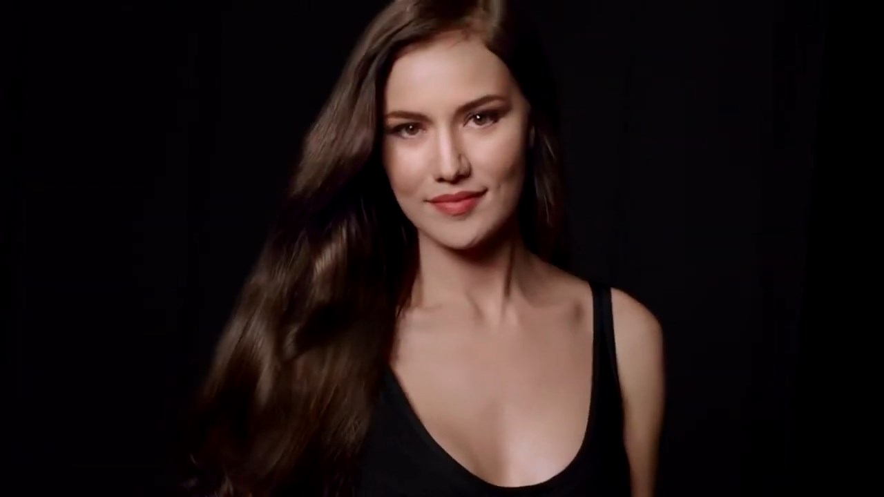 https://e.radikal.host/2025/04/17/Backstage-LOreal-Paris-with-Fahriye-Evcen---Hair-by-David-Delicourt.mp4_snapshot_00.16.447.jpg