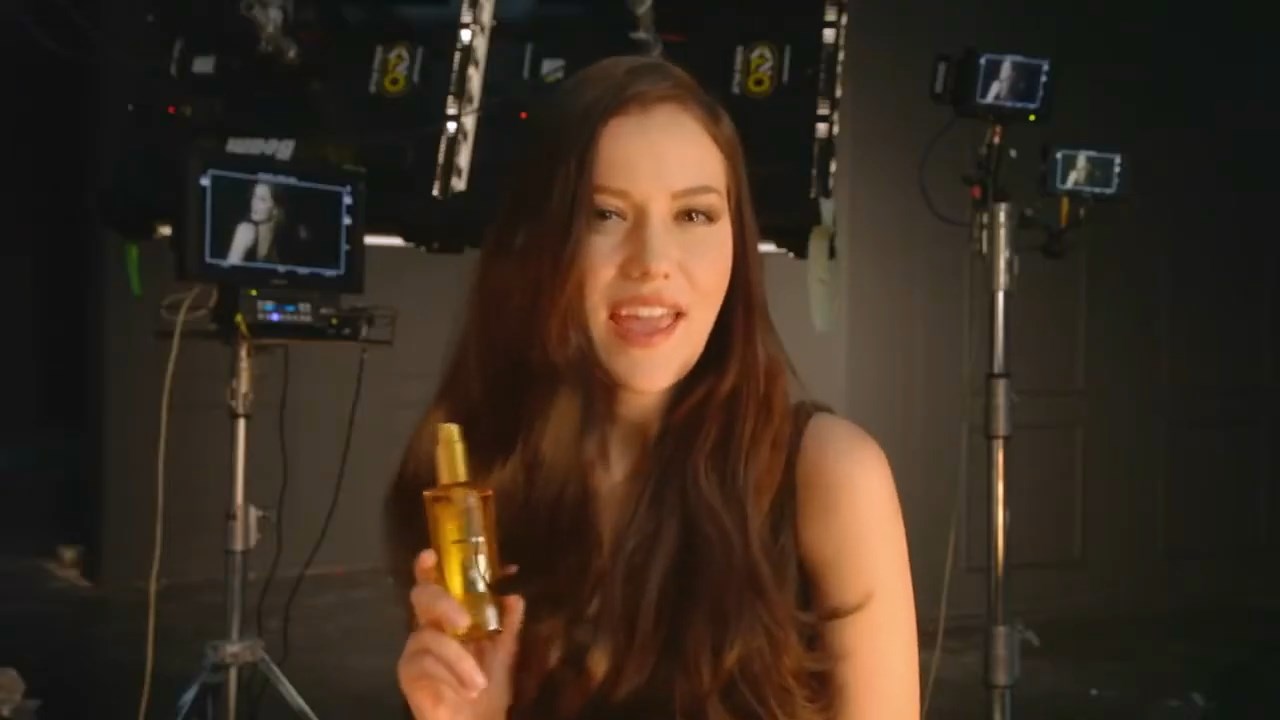 https://e.radikal.host/2025/04/17/Backstage-LOreal-Paris-with-Fahriye-Evcen---Hair-by-David-Delicourt.mp4_snapshot_00.18.057.jpg
