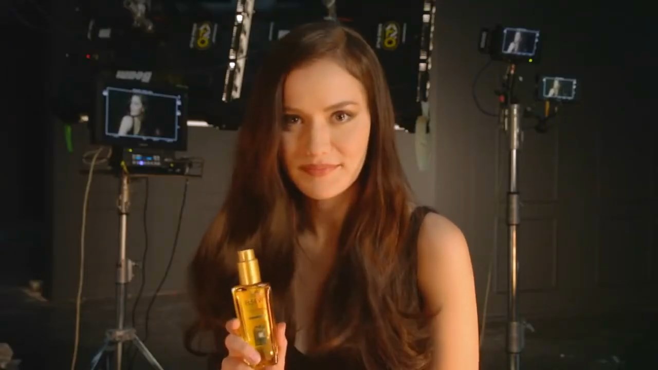https://e.radikal.host/2025/04/17/Backstage-LOreal-Paris-with-Fahriye-Evcen---Hair-by-David-Delicourt.mp4_snapshot_00.19.275.jpg
