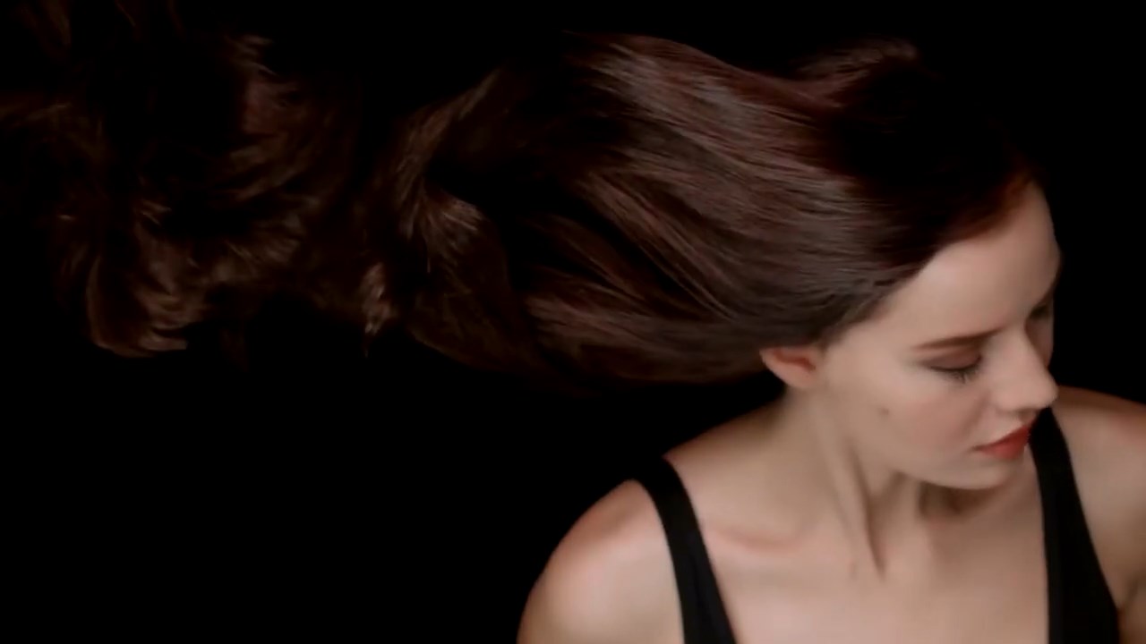 https://e.radikal.host/2025/04/17/Backstage-LOreal-Paris-with-Fahriye-Evcen---Hair-by-David-Delicourt.mp4_snapshot_00.24.052.jpg