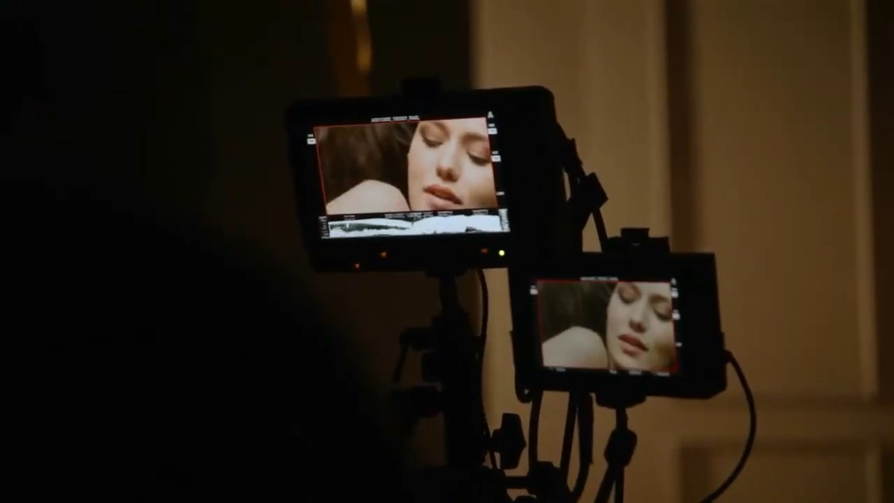 https://e.radikal.host/2025/04/17/Backstage-LOreal-Paris-with-Fahriye-Evcen---Hair-by-David-Delicourt.mp4_snapshot_00.27.540.jpg