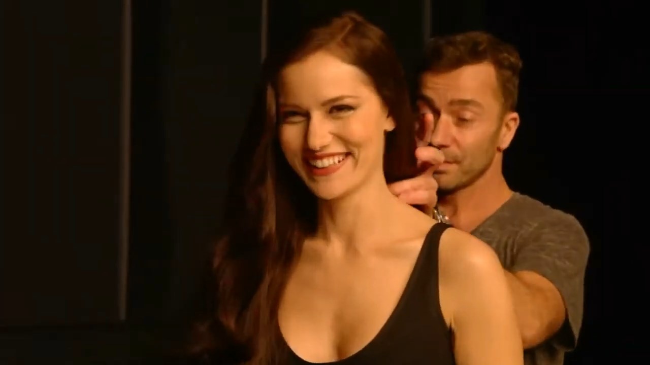 https://e.radikal.host/2025/04/17/Backstage-LOreal-Paris-with-Fahriye-Evcen---Hair-by-David-Delicourt.mp4_snapshot_00.28.168.jpg