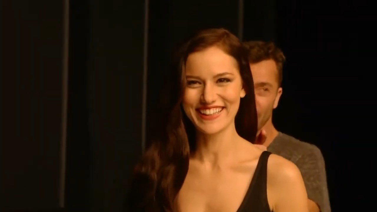 https://e.radikal.host/2025/04/17/Backstage-LOreal-Paris-with-Fahriye-Evcen---Hair-by-David-Delicourt.mp4_snapshot_00.28.693.jpg