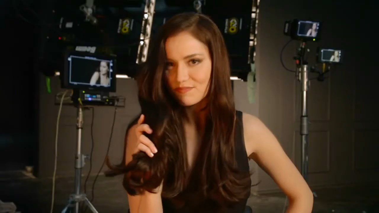 https://e.radikal.host/2025/04/17/Backstage-LOreal-Paris-with-Fahriye-Evcen---Hair-by-David-Delicourt.mp4_snapshot_00.35.495.jpg