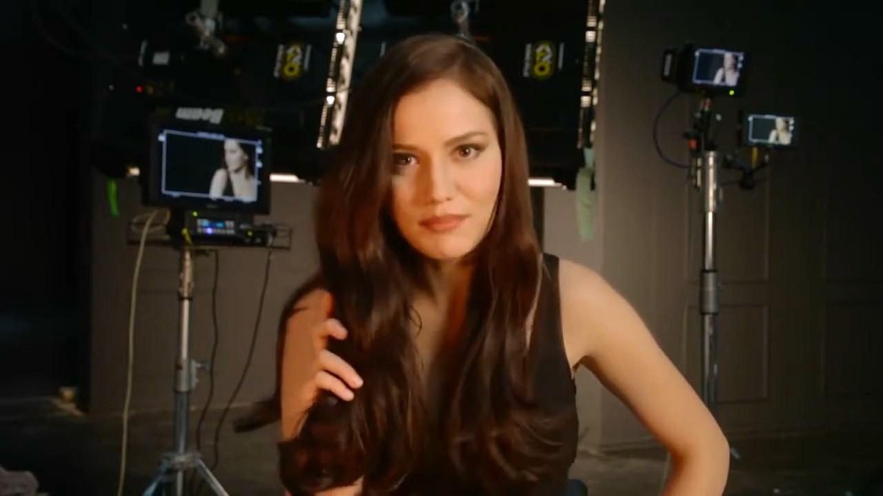 https://e.radikal.host/2025/04/17/Backstage-LOreal-Paris-with-Fahriye-Evcen---Hair-by-David-Delicourt.mp4_snapshot_00.37.085.jpg