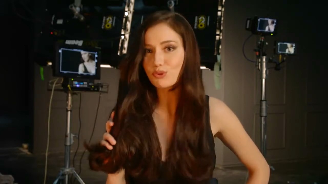 https://e.radikal.host/2025/04/17/Backstage-LOreal-Paris-with-Fahriye-Evcen---Hair-by-David-Delicourt.mp4_snapshot_00.38.526.jpg