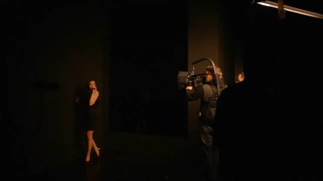 https://e.radikal.host/2025/04/17/Backstage-LOreal-Paris-with-Fahriye-Evcen---Hair-by-David-Delicourt.mp4_snapshot_00.44.207.jpg