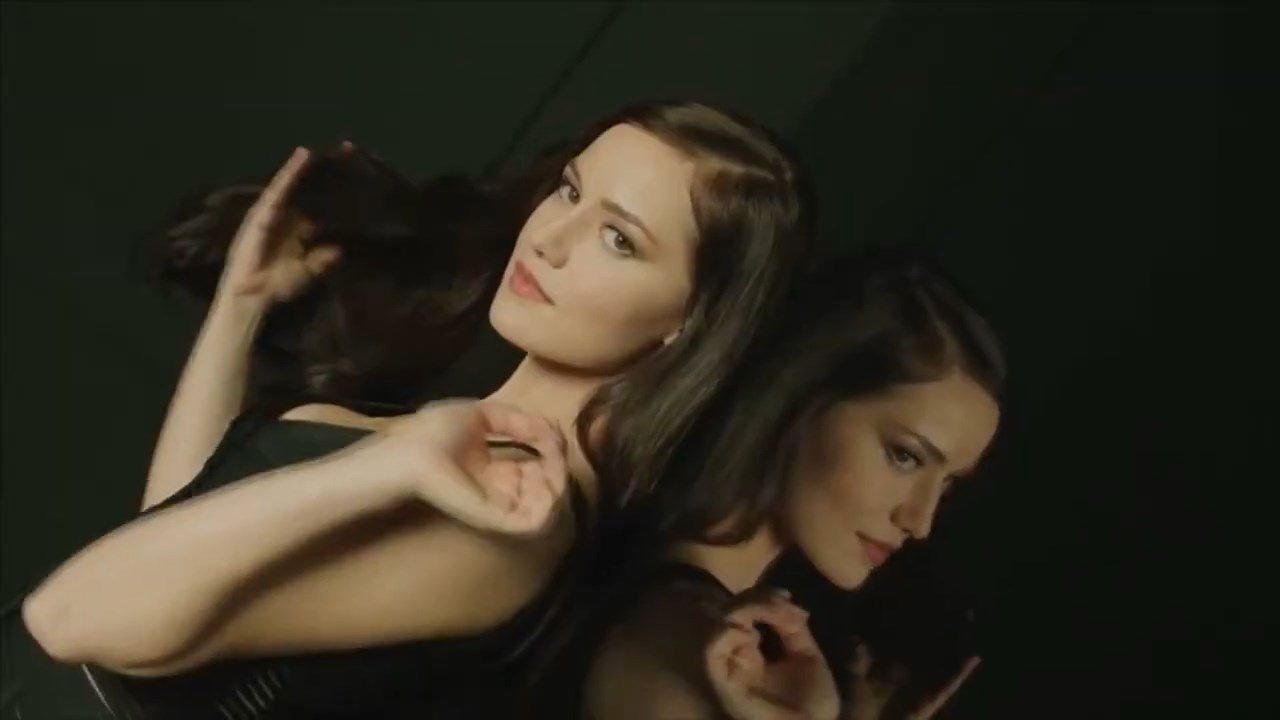 https://e.radikal.host/2025/04/17/Backstage-LOreal-Paris-with-Fahriye-Evcen---Hair-by-David-Delicourt.mp4_snapshot_00.46.941.jpg