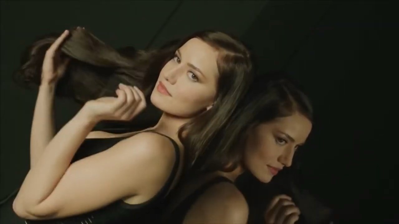 https://e.radikal.host/2025/04/17/Backstage-LOreal-Paris-with-Fahriye-Evcen---Hair-by-David-Delicourt.mp4_snapshot_00.47.490.jpg