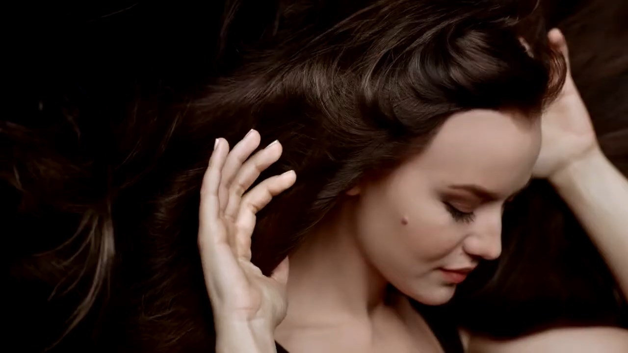 https://e.radikal.host/2025/04/17/Backstage-LOreal-Paris-with-Fahriye-Evcen---Hair-by-David-Delicourt.mp4_snapshot_00.59.437.jpg