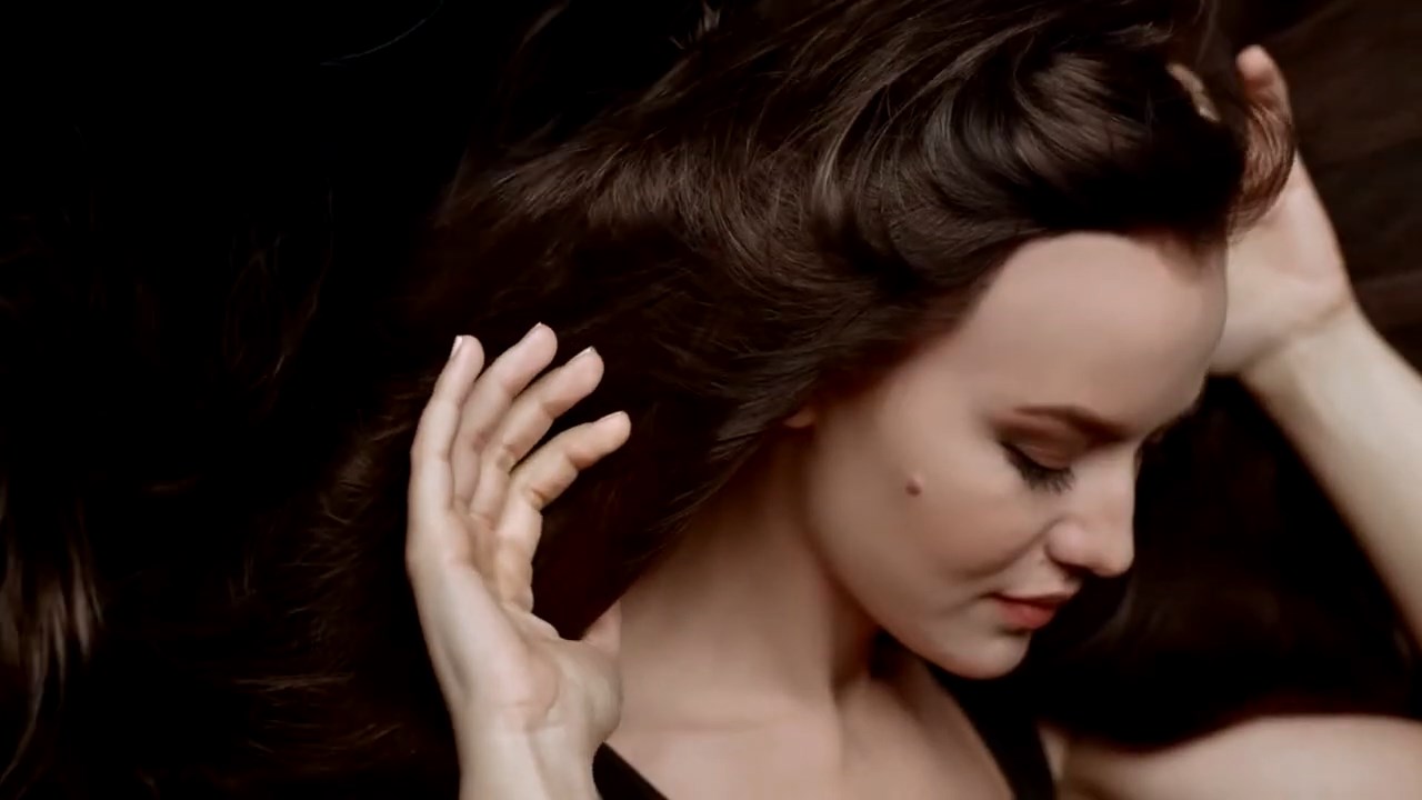 https://e.radikal.host/2025/04/17/Backstage-LOreal-Paris-with-Fahriye-Evcen---Hair-by-David-Delicourt.mp4_snapshot_01.00.259.jpg