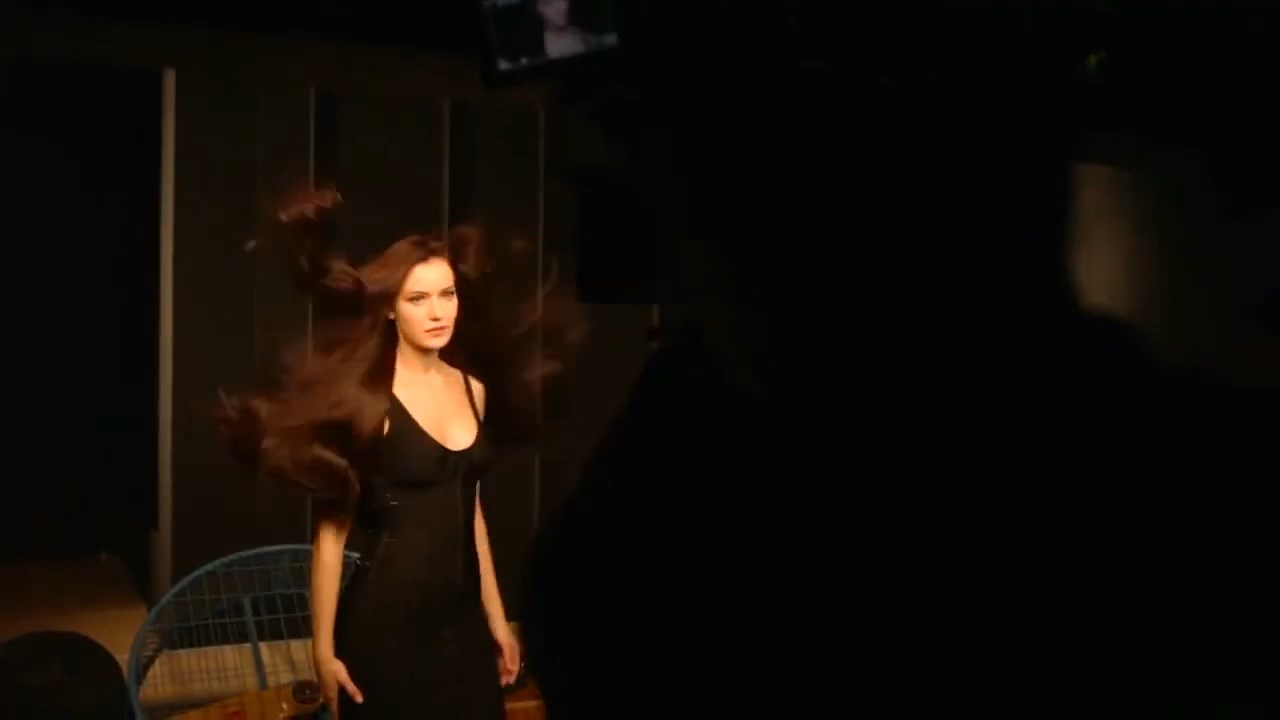 https://e.radikal.host/2025/04/17/Backstage-LOreal-Paris-with-Fahriye-Evcen---Hair-by-David-Delicourt.mp4_snapshot_01.01.472.jpg