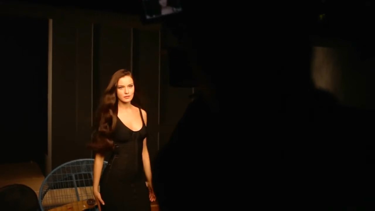 https://e.radikal.host/2025/04/17/Backstage-LOreal-Paris-with-Fahriye-Evcen---Hair-by-David-Delicourt.mp4_snapshot_01.01.838.jpg