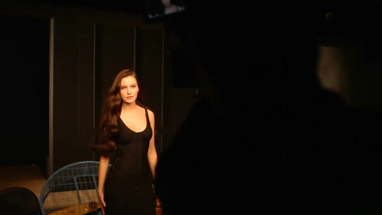 https://e.radikal.host/2025/04/17/Backstage-LOreal-Paris-with-Fahriye-Evcen---Hair-by-David-Delicourt.mp4_snapshot_01.02.180.jpg