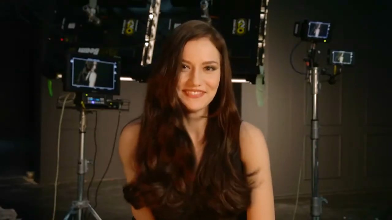 https://e.radikal.host/2025/04/17/Backstage-LOreal-Paris-with-Fahriye-Evcen---Hair-by-David-Delicourt.mp4_snapshot_01.04.860.jpg