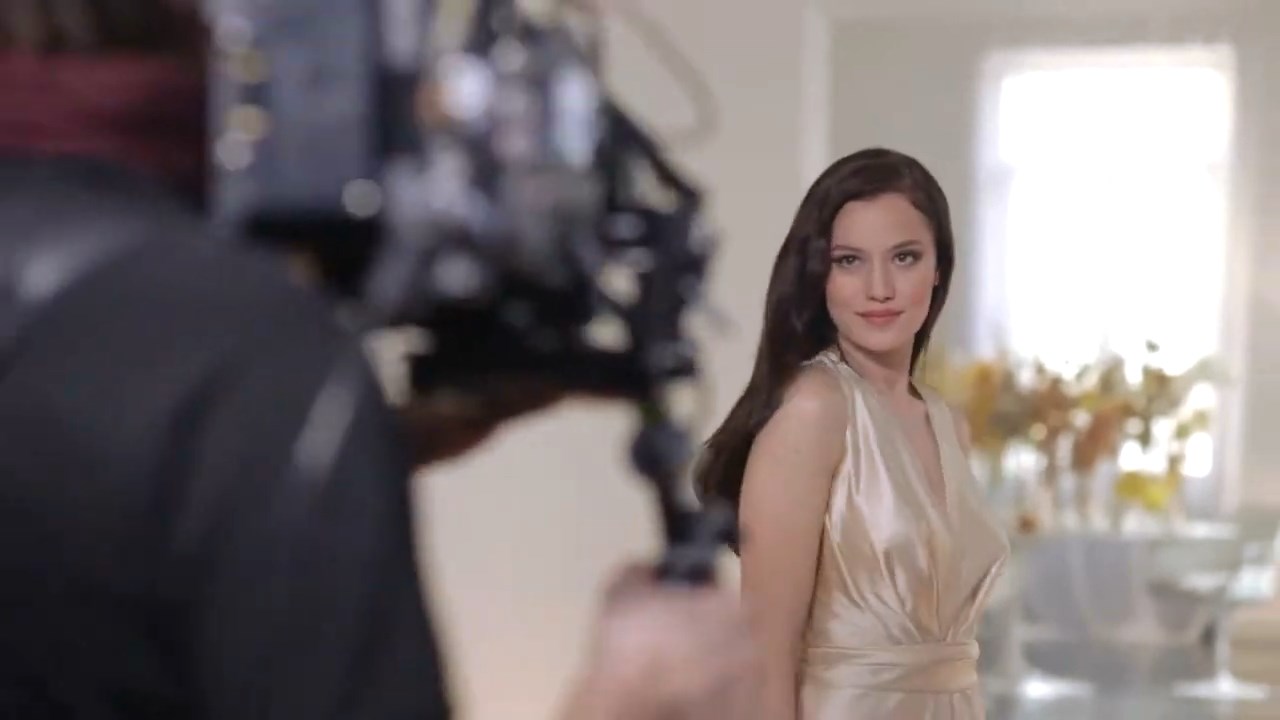 https://e.radikal.host/2025/04/17/Backstage-LOreal-Paris-with-Fahriye-Evcen---Hair-by-David-Delicourt.mp4_snapshot_01.12.152.jpg