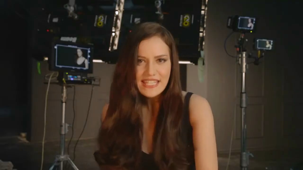 https://e.radikal.host/2025/04/17/Backstage-LOreal-Paris-with-Fahriye-Evcen---Hair-by-David-Delicourt.mp4_snapshot_01.18.742.jpg
