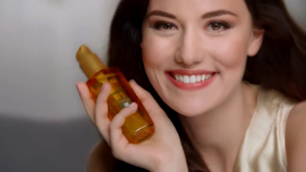 https://e.radikal.host/2025/04/17/Backstage-LOreal-Paris-with-Fahriye-Evcen---Hair-by-David-Delicourt.mp4_snapshot_01.25.823.jpg