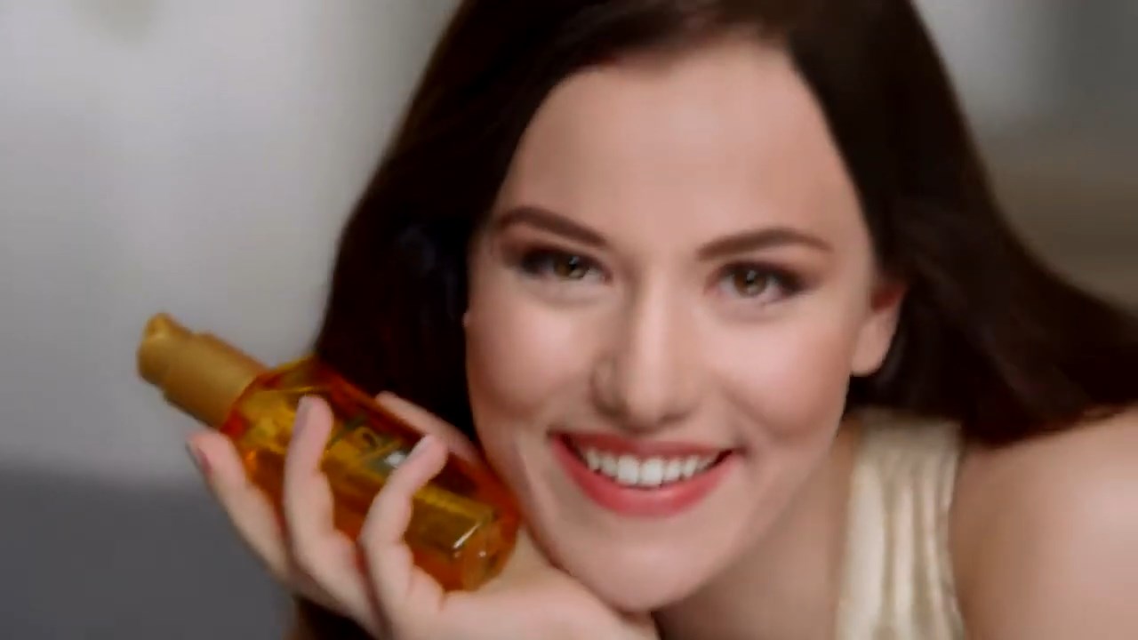 https://e.radikal.host/2025/04/17/Backstage-LOreal-Paris-with-Fahriye-Evcen---Hair-by-David-Delicourt.mp4_snapshot_01.26.181.jpg