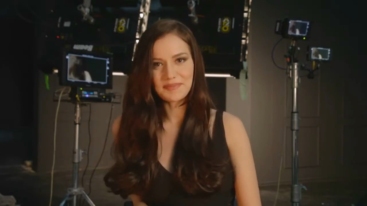 https://e.radikal.host/2025/04/17/Backstage-LOreal-Paris-with-Fahriye-Evcen---Hair-by-David-Delicourt.mp4_snapshot_01.29.123.jpg