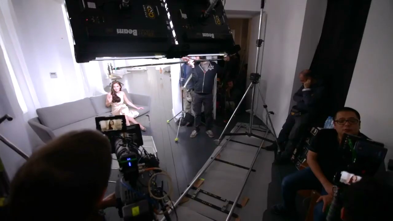 https://e.radikal.host/2025/04/17/Backstage-LOreal-Paris-with-Fahriye-Evcen---Hair-by-David-Delicourt.mp4_snapshot_01.30.321.jpg