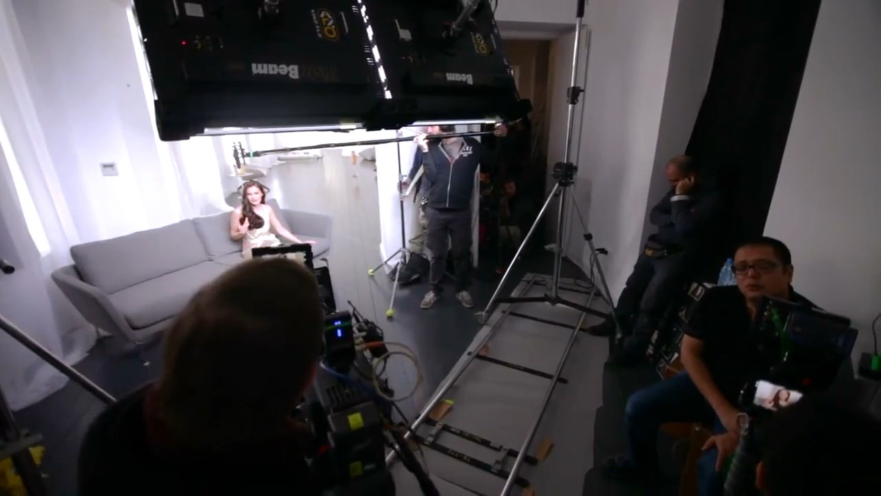 https://e.radikal.host/2025/04/17/Backstage-LOreal-Paris-with-Fahriye-Evcen---Hair-by-David-Delicourt.mp4_snapshot_01.31.800.jpg