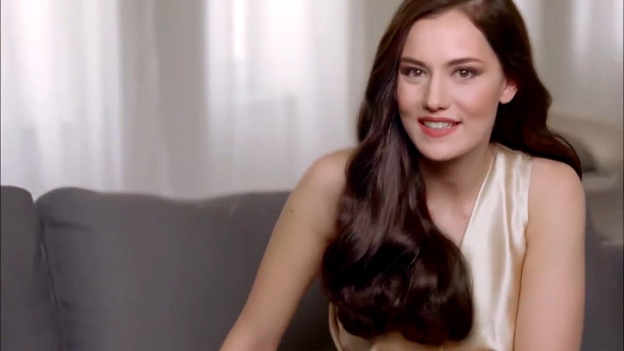 https://e.radikal.host/2025/04/17/Backstage-LOreal-Paris-with-Fahriye-Evcen---Hair-by-David-Delicourt.mp4_snapshot_01.33.141.jpg