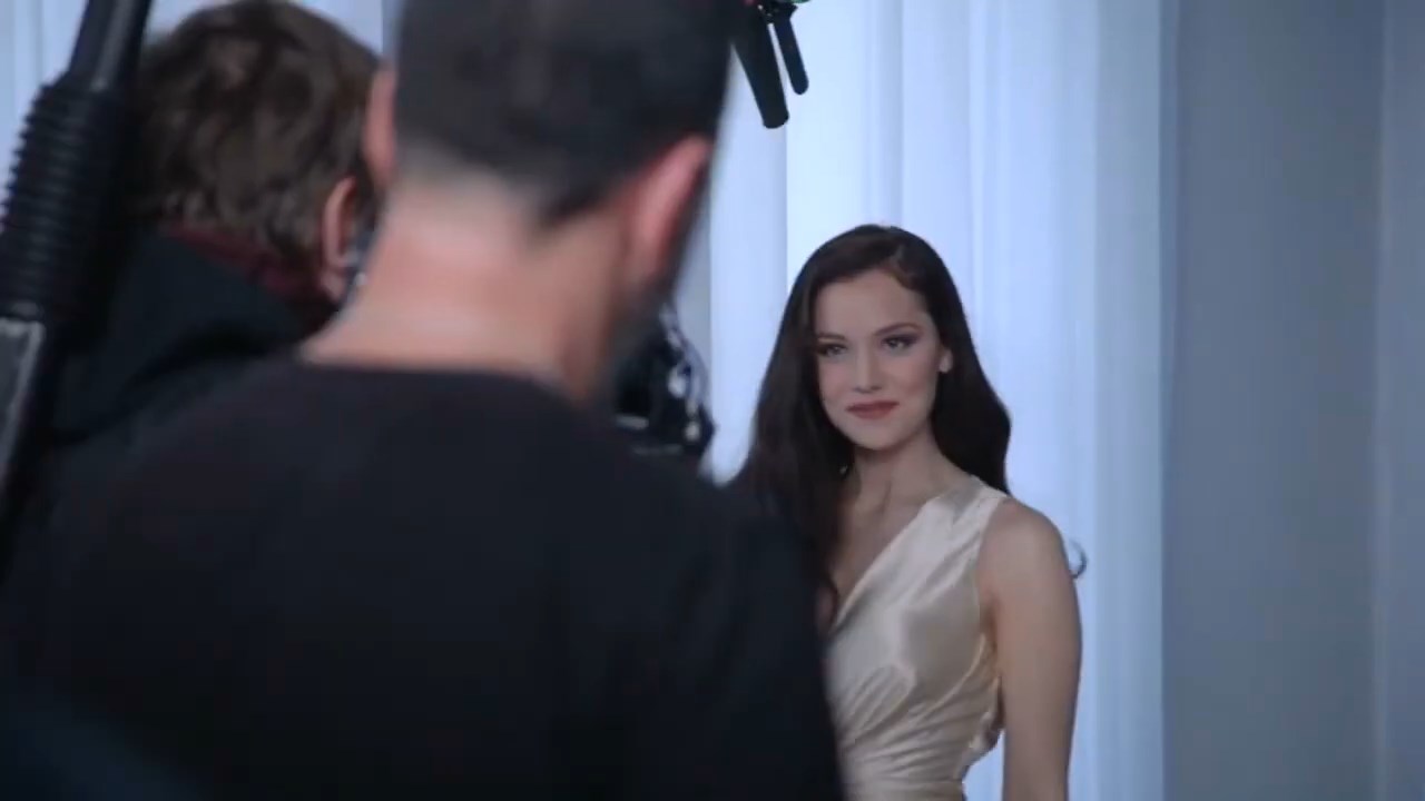 https://e.radikal.host/2025/04/17/Backstage-LOreal-Paris-with-Fahriye-Evcen---Hair-by-David-Delicourt.mp4_snapshot_01.33.675.jpg