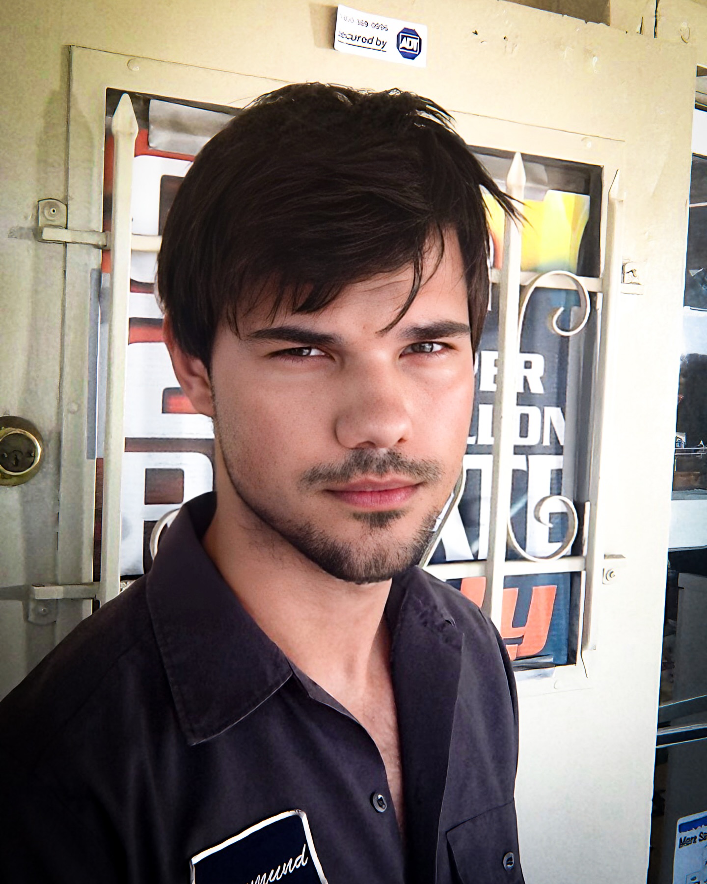https://e.radikal.host/2025/04/21/tlautnerbrasil_1744382391135.jpg