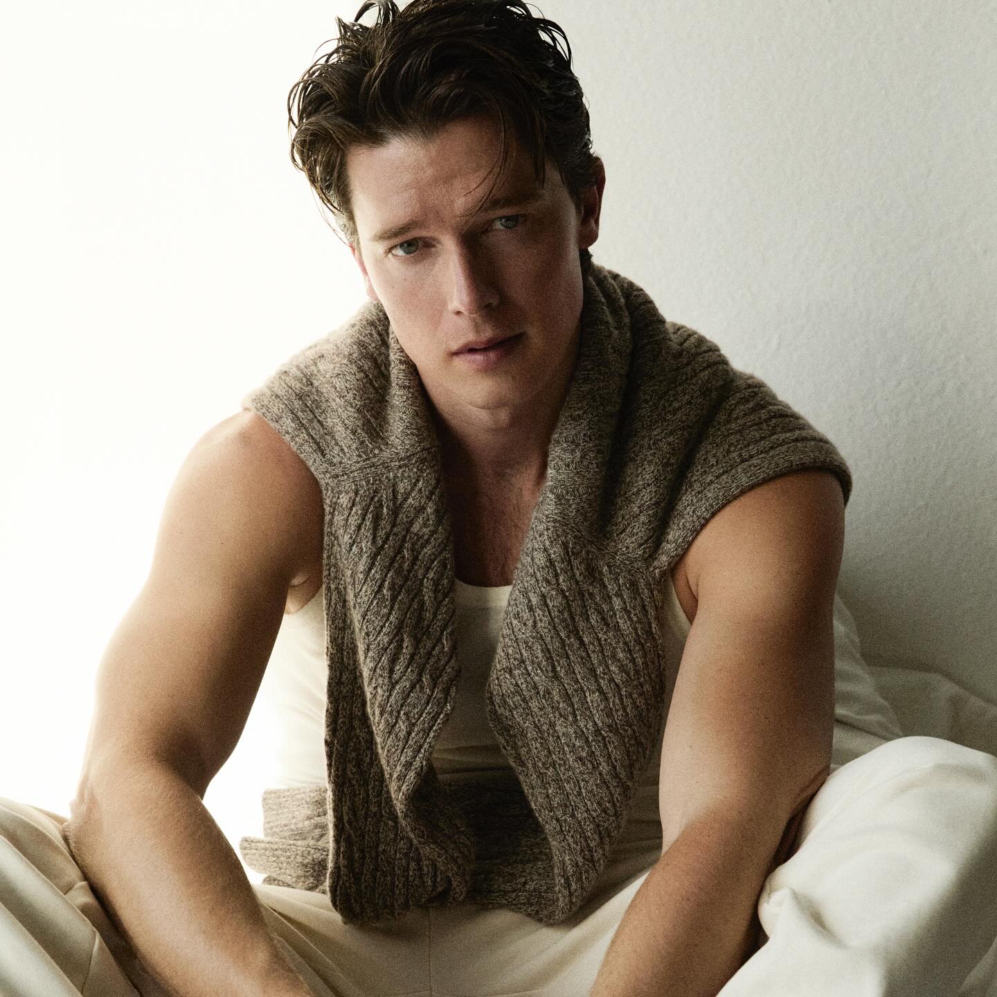 https://e.radikal.host/2025/04/22/patrickschwarzenegger_1744446703102.jpg