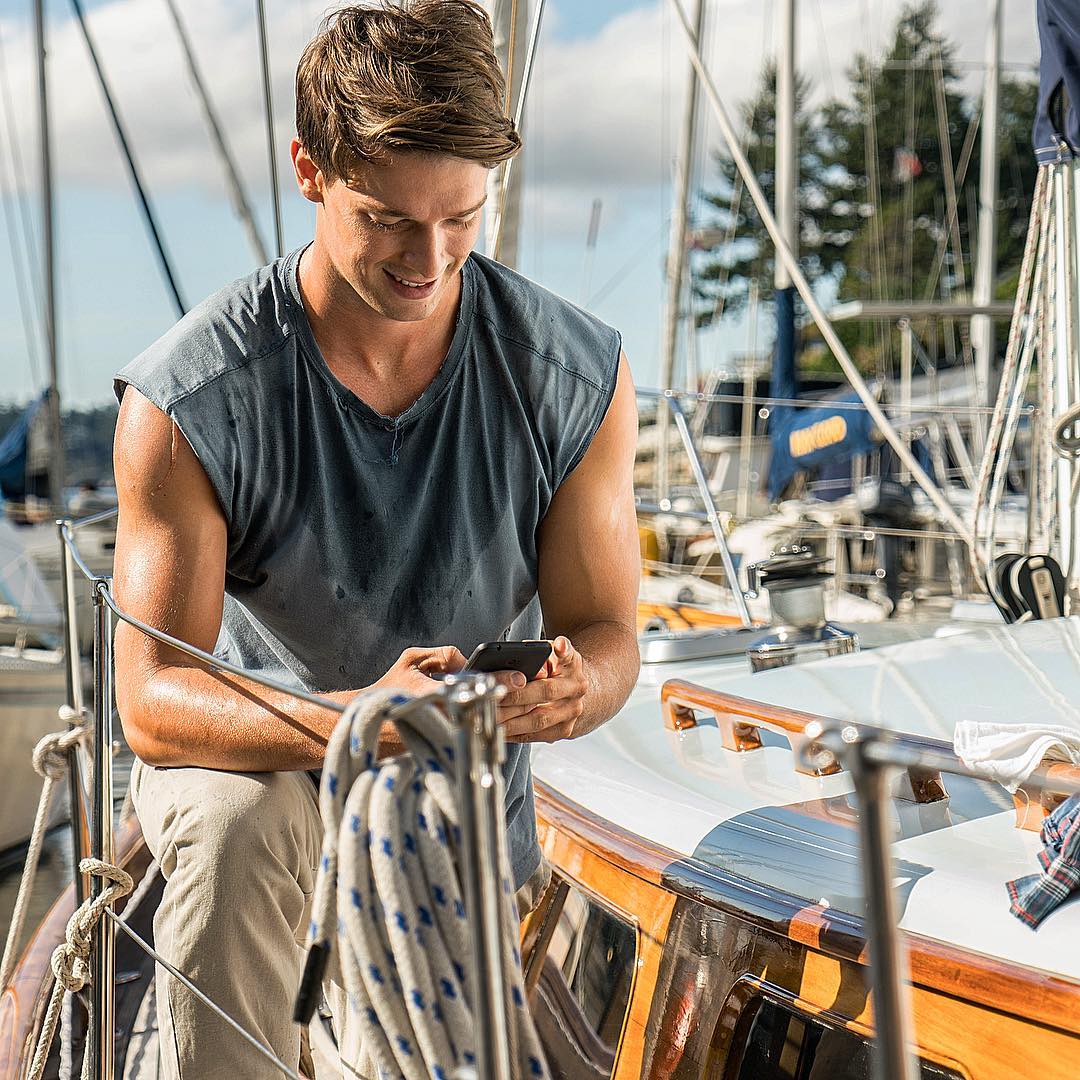 https://e.radikal.host/2025/04/22/patrickschwarzenegger_1744446875614.jpg