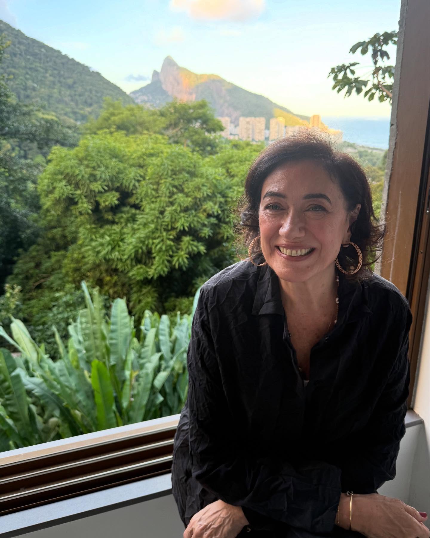 https://e.radikal.host/2025/04/23/lilia_cabral_1744527244805.jpg