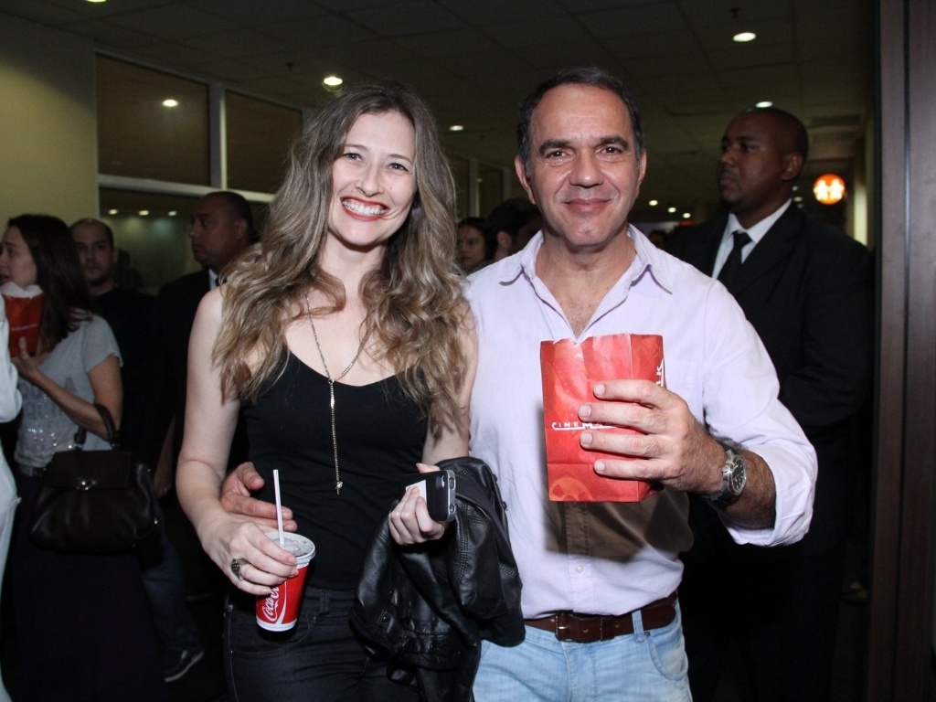 https://e.radikal.host/2025/04/24/19mai2014---humberto-martins-e-a-mulher-ana-lucia-prestigiam-a-pre-estreia-do-filme-os-homens-sao-de-marte-e-e-pra-la-que-eu-vou-no-cinemark-down-town-na-barra-da-1400579380377_1024x768.jpg