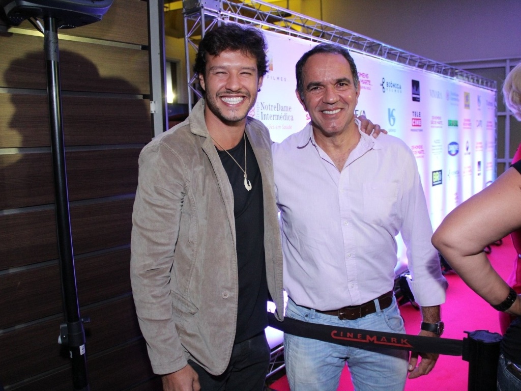 https://e.radikal.host/2025/04/24/19mai2014---virgilio-nas-segunda-e-terceira-fases-nando-rodrigues-e-humberto-martins-se-encontram-na-pre-estreia-do-filme-os-homens-sao-de-marte-e-e-pra-la-que-eu-vou-no-1400579390516_1024x768.jpg